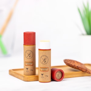 Baume à lèvres bio naturel à la fraise 11 g | Adapté aux végétaliens dans un tube en carton