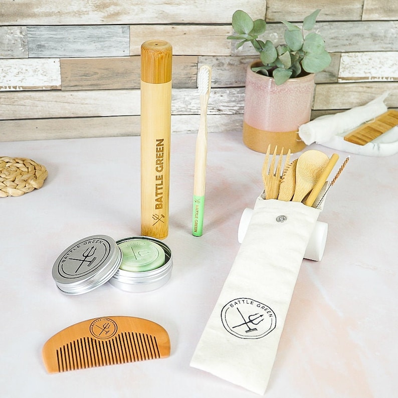 Puede incluir: Un conjunto de art&iacute;culos de tocador y de viaje ecol&oacute;gicos, que incluye un cepillo de dientes de bamb&uacute;, un estuche para cepillo de dientes de bamb&uacute;, un peine de madera, un peque&ntilde;o recipiente de jab&oacute;n y una bolsa de lona con la inscripci&oacute;n "Battle Green".