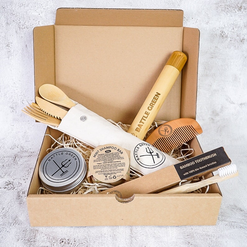 Kit de viaje Zero Waste: caja de regalo sin plástico que incluye juego de cubiertos de bambú, cepillo de dientes de bambú, peine de madera y barra de champú imagen 1