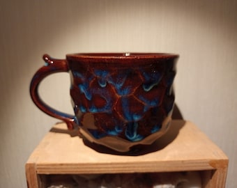 Rad geworfen und handgeschnitzte Keramik Tasse