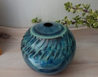 kleine geschnitzte Kugelvase