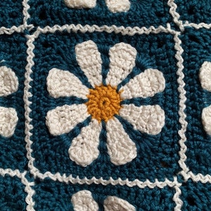 Retro Daisy Square Pattern Floral Granny Square DIY Crochet Flower Afghan Vintage-Inspired Boho Decor image 2