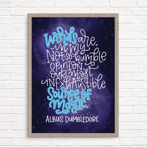 Op de afbeelding: Een ingelijst print met een citaat van Albus Perkamentus uit de Harry Potter-serie. Het citaat luidt: "Woorden zijn, naar mijn bescheiden mening, onze meest onuitputtelijke bron van magie." De achtergrond is een paarse galaxie met witte sterren.