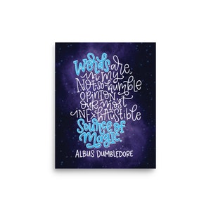 Op de afbeelding: Een poster met een donkerblauwe en paarse melkwegachtergrond. De poster bevat witte en lichtblauwe handgeschreven tekst met de tekst "Woorden zijn, naar mijn niet zo bescheiden mening, onze meest onuitputtelijke bron van magie." De tekst wordt toegeschreven aan Albus Dumbledore.