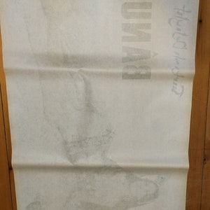 Puede incluir: Un p&oacute;ster blanco con una imagen descolorida de un pie con un zapato. El texto "U.S.A.V.O" est&aacute; impreso en negro en la esquina superior derecha del p&oacute;ster.