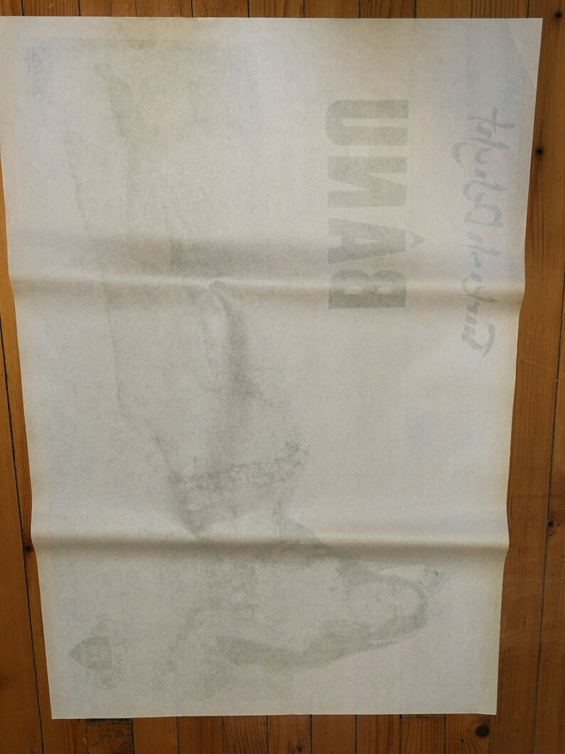Puede incluir: Un p&oacute;ster blanco con una imagen descolorida de un pie con un zapato. El texto "U.S.A.V.O" est&aacute; impreso en negro en la esquina superior derecha del p&oacute;ster.