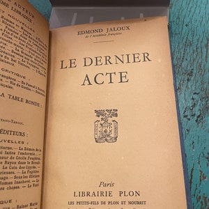 Puede incluir: Una cubierta de libro con fondo marrón y el título "LE DERNIER ACTE" en letras grandes, negritas y negras. El nombre del autor, Edmond Jaloux, está impreso en letras negras más pequeñas debajo del título. El libro es de Edmond Jaloux, miembro de la Academia Francesa.