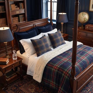 K&ouml;nnte beinhalten: Ein Himmelbett mit einer marineblauen, rot-gr&uuml;nen karierten Decke und passenden Kissen. Das Bett ist mit wei&szlig;en Laken und einer flauschigen wei&szlig;en Decke bezogen. Zwei Lampen mit marineblauen Lampenschirmen stehen auf beiden Seiten des Bettes.