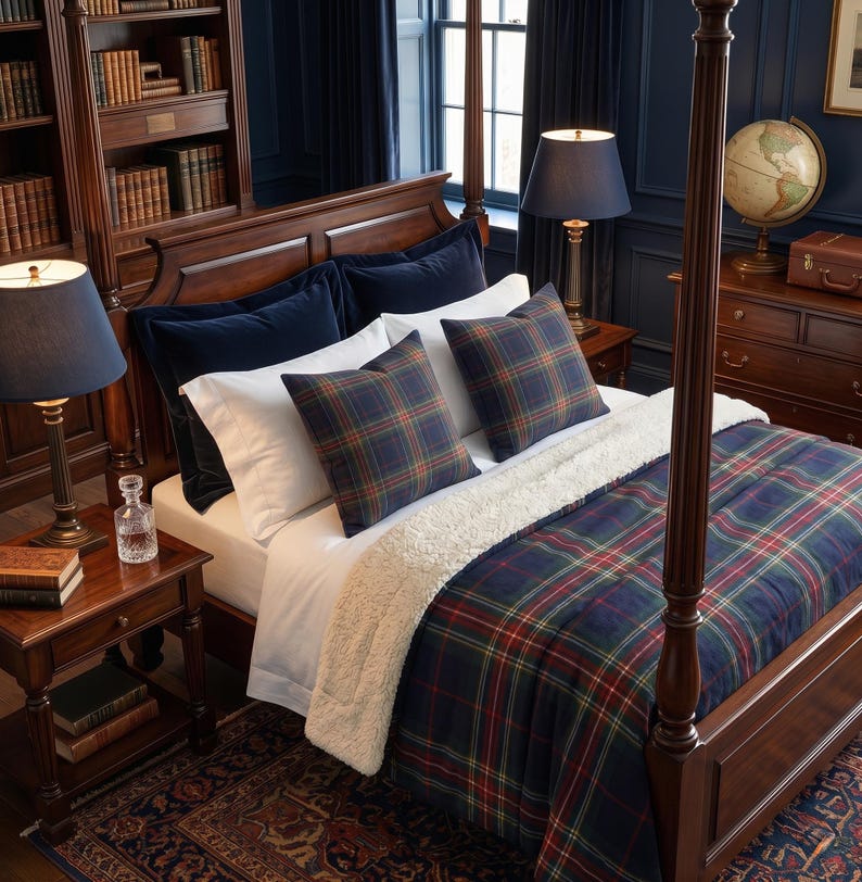 K&ouml;nnte beinhalten: Ein Himmelbett mit einer marineblauen, rot-gr&uuml;nen karierten Decke und passenden Kissen. Das Bett ist mit wei&szlig;en Laken und einer flauschigen wei&szlig;en Decke bezogen. Zwei Lampen mit marineblauen Lampenschirmen stehen auf beiden Seiten des Bettes.