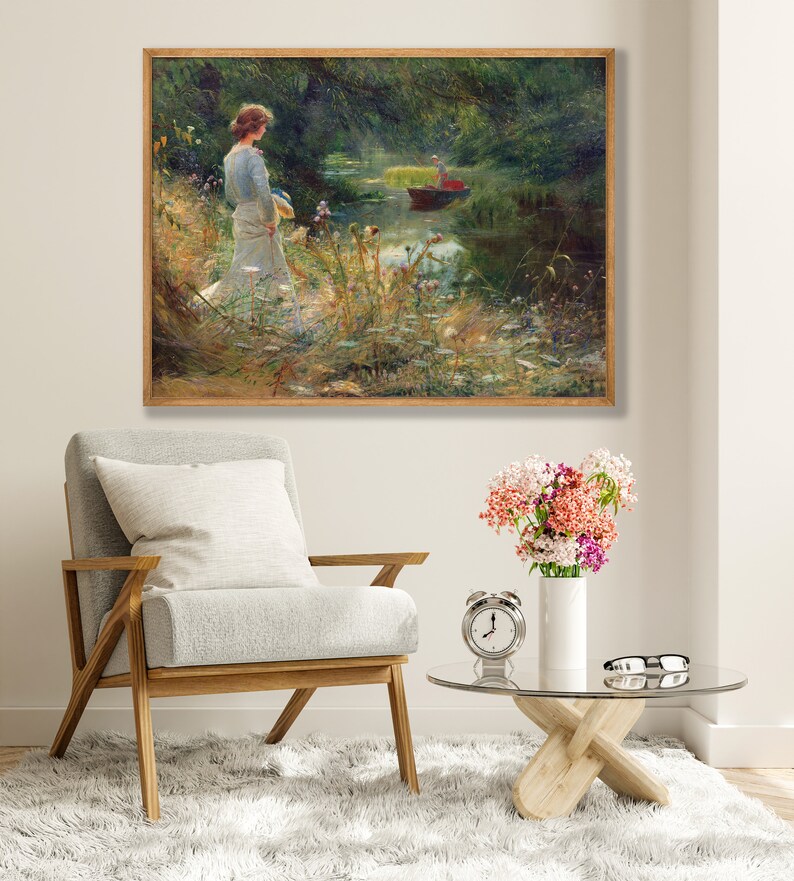 Peut inclure: Une peinture repr&eacute;sentant une femme en robe blanche debout au bord d'une rivi&egrave;re, regardant un bateau avec deux personnes &agrave; bord. La rivi&egrave;re est bord&eacute;e d'arbres et de buissons verts.