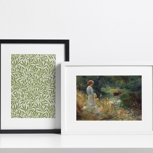 Peut inclure: Deux impressions encadr&eacute;es, l'une avec un motif de saule vert et blanc et l'autre avec une peinture d'une femme debout au bord d'une rivi&egrave;re.