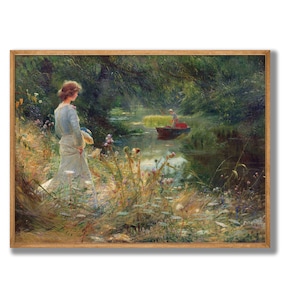 Peut inclure: Une peinture repr&eacute;sentant une femme en robe blanche debout sur la rive d'une rivi&egrave;re, regardant un petit bateau avec deux personnes &agrave; bord. La rivi&egrave;re est bord&eacute;e d'arbres et de feuillages verdoyants.