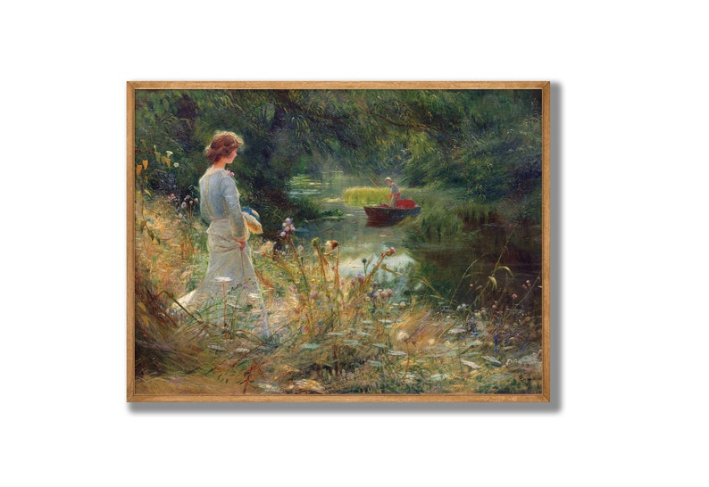 Peut inclure: Une peinture repr&eacute;sentant une femme en robe blanche debout sur la rive d'une rivi&egrave;re, regardant un petit bateau avec deux personnes &agrave; bord. La rivi&egrave;re est bord&eacute;e d'arbres et de feuillages verdoyants.