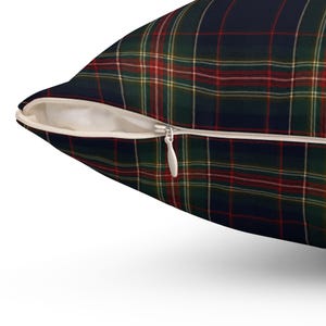 K&ouml;nnte beinhalten: Quadratisches Kissen mit klassischem Schottenmuster in Marineblau, Gr&uuml;n, Rot und Wei&szlig;. Es hat einen verdeckten Rei&szlig;verschluss. Der Artikel ist ein dekoratives Element f&uuml;r ein Bett oder Sofa.