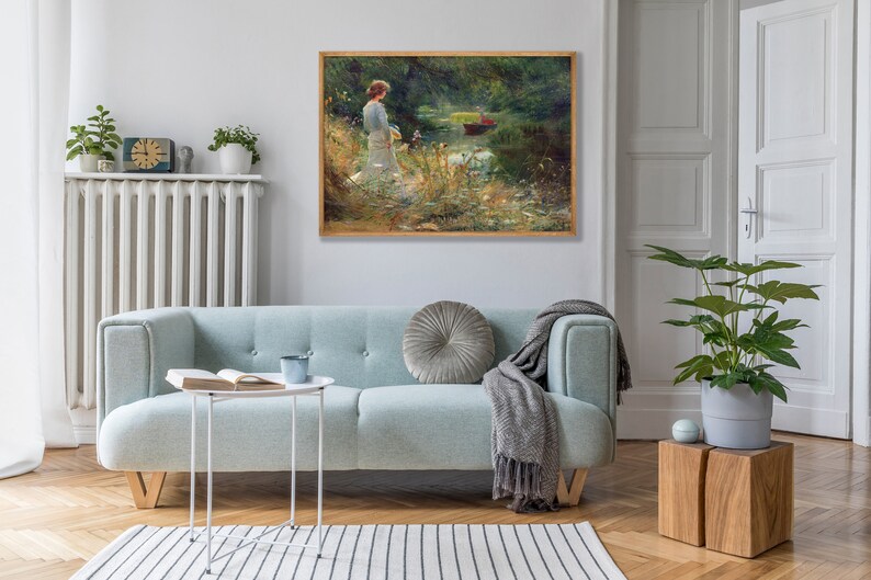 Peut inclure: Une peinture encadr&eacute;e repr&eacute;sentant une femme en robe blanche debout au bord d'une rivi&egrave;re. La rivi&egrave;re est entour&eacute;e d'arbres verts et il y a un petit bateau dans l'eau.