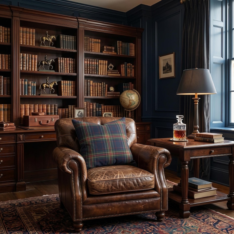 K&ouml;nnte beinhalten: Ein gem&uuml;tliches Bibliotheksinterieur mit einem braunen Ledersessel und einem karierten Kissen. Ein dunkles B&uuml;cherregal aus Holz ist mit B&uuml;chern gef&uuml;llt. Eine Tischlampe und eine Karaffe mit bernsteinfarbener Fl&uuml;ssigkeit stehen auf einem Beistelltisch. Die W&auml;nde sind dunkelblau.