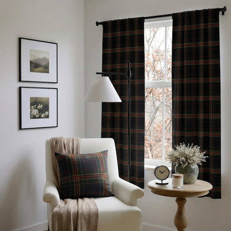 Puede incluir: Un par de cortinas largas con un patr&oacute;n de cuadros en verde oscuro, negro y naranja colgadas de una barra negra. Un sill&oacute;n blanco con un coj&iacute;n de cuadros a juego y una manta beige se sit&uacute;a frente a la ventana.