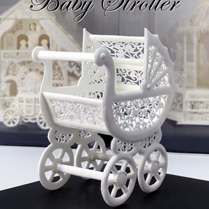 Puede incluir: Un cochecito de bebé blanco hecho de glaseado real, con intrincados detalles de encaje. El cochecito está sobre una superficie negra y el texto "Royal Icing Baby Stroller" y "Vinism Sugar Art" es visible.