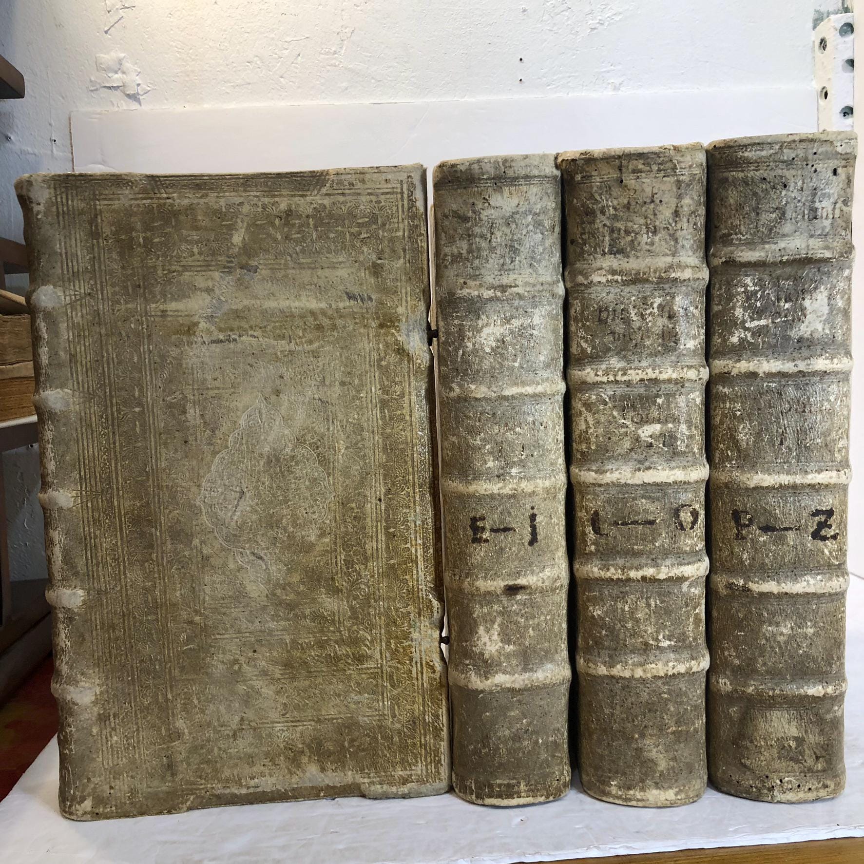 Locopletissima Bibliotheca Moralis Praedicabilis : Hoc Est Discursus Varii Exquisiti, In quibus per Tractatus ordine digestos, ad verbum Dei fructuosè & faciliter praedicandum, de Virtutibus & Vitiis copiosissimae materiae morales subministrantur, & ad plenum digeruntur
GOOGLE TRANSLATION: "Most Abundant Library of Moral Preaching: That is, Various and Exquisite Discourses, in which, through Treatises arranged in order, abundant material on virtues and vices is provided for fruitful and easy preaching on the word of God, and is fully organized."
PUBLICATION DATES: 1679-1683 — photograph 7.