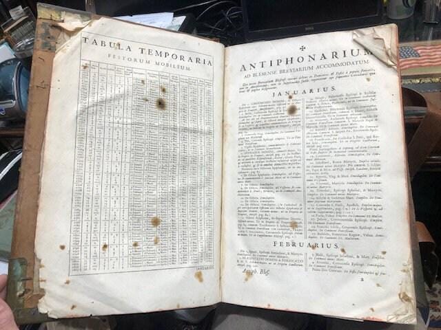 ANTIPHONALE & PSALTER - Antiphonarium Blesense, ad usum ecclesiarum quae officio Canonico non tenentur: Illustrissimi et Reverendissimi in Christo Patris DD. Francisci DE Crussol D'Uzes, Blesensis Episcopi, auctotitate; dac venerabilis ejusdem Capituli consensu editum. // Psalterium Juxta Breviarium Blesense, Illustrissimi et Reverendissimi in Christo Patris DD. Francisci DE Crussol D'Uzes, Blesensis Episcopi, auctotitate; dac venerabilis ejusdem Capituli consensu editum. Vanit XXX. lib. non compactum. TRANSLATION: "Antiphonary of Blois, for the use of churches that are not bound by the Canonical Office: Published by the authority of the Most Illustrious and Reverend Father in Christ, Lord Francis de Crussol d'Uzès, Bishop of Blois; and with the consent of the venerable Chapter of the same. // Psalter According to the Breviary of Blois, Published by the authority of the Most Illustrious and Reverend Father in Christ, Lord Francis de Crussol d'Uzès, Bishop of Blois; and with the consent of the venerable Chapter of the same. Sold for 30 livres unbound." — photograph 7.