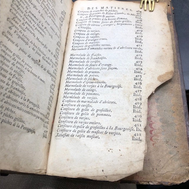 La Bourgeoise, Suivie De L'Office, A l'ufage de tous ceux qui se melent de depensas de Maisons. Contenant la manier de dissequer, connoure & servir tontes sortes de Viandes. Nouvelle Edition, Augmenteede plusiers Ragouts des plus nouveaux, & de differentes Recettes pour les Liqueurs. Translated from French: La Bourgeoise, followed by the Office, for the benefit of all those who are involved in house expenses. Containing the way of dissecting, knowing & serving all kinds of meats. New Edition, Augmented with several of the newest Stews, & different Recipes for Liqueurs. — photograph 7.