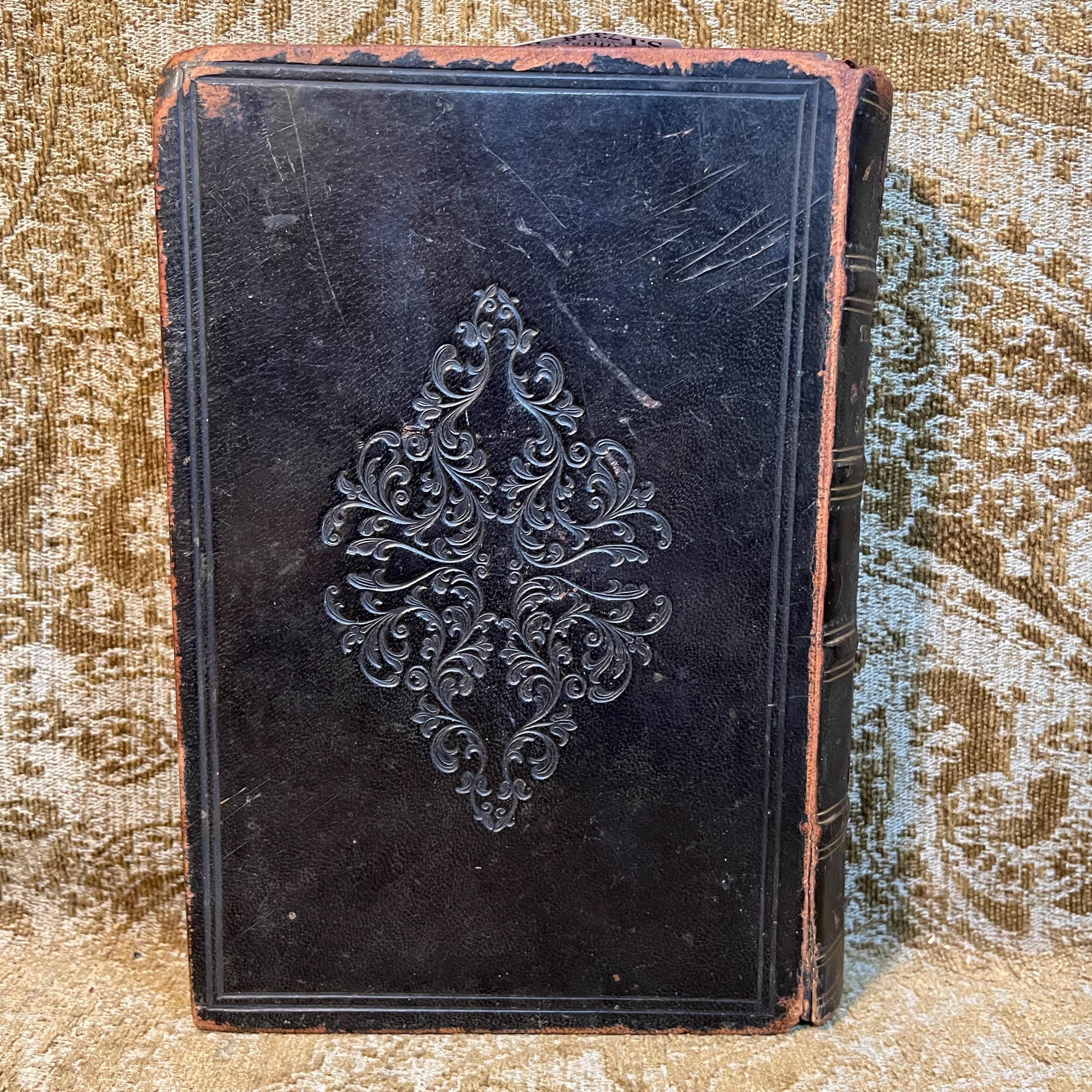 Testament Yr Ysgol Sabbothol. Cynnwysa Y cyfeiriadau cyflawnaf: Nodiadau beirniadol, eglurhaol, a daearyddol: Sylwadau ar eiriau ac arferion, &c. Ynghyd â traethawd yn egluro Amcan, materion, ac ieithwedd pob llyfr. Gan amryw o weinidogion Y Trefnyddion Calfinaidd. Translated: Testament For the Sabbath School. Contains The complete references: Critical, explanatory, and geographical notes: Observations on words and practices, etc. Together with a treatise explaining The purpose, content, and language of every book. By various ministers Of the Calvinistic Methodists. In two volumes. — photograph 3.