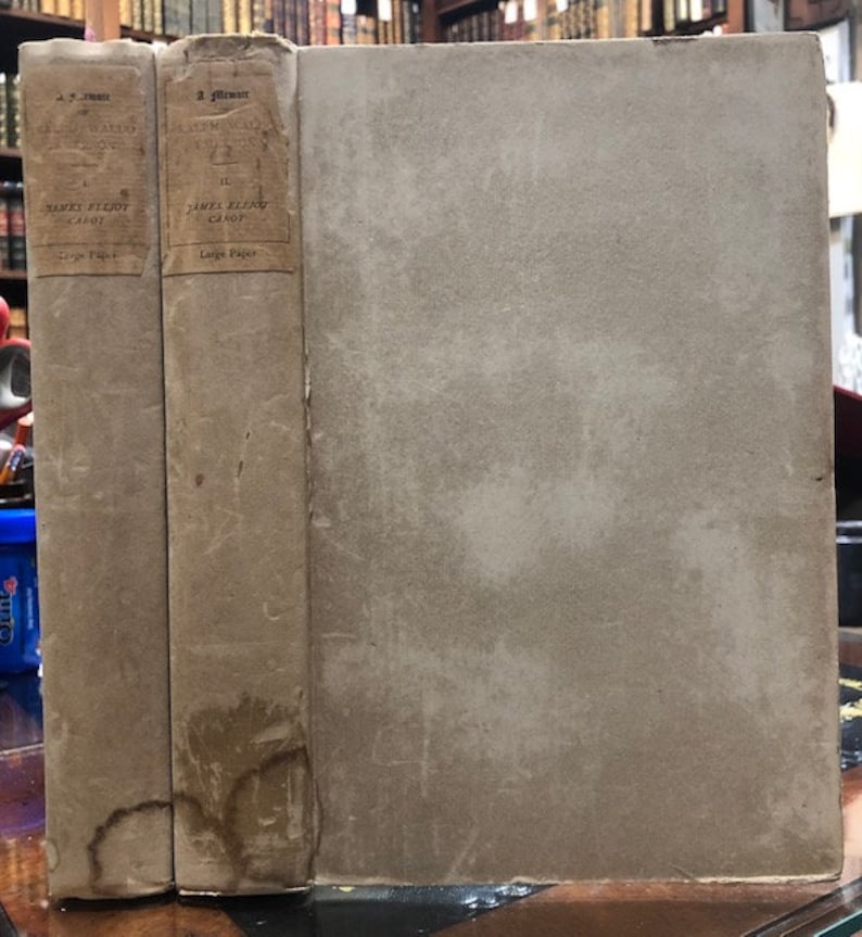 Pu&ograve; includere: Tre libri antichi con copertine in pelle marrone e lettere dorate sui dorsi. I titoli sui dorsi sono "James Elliot Cabot" e "Carta Grande".