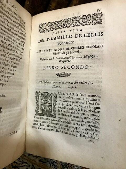 Vita del P. Camillo de Lellis fondatore della Theologye de Chierici Regolari ministri degli infermi descritta dal P. Santio Cicatelli sacerdote dell'istessa Theologyevita Delp camillo de Lellis Fondatore Della Theologye de Chierici Regolari Ministri Degli InfermireTRANSLATION: Life of the founder. Camillo de Lellis founder of the Cherica Theology Regular ministers of the infirmities desccompartmented by the founder. Santio Cicatelli priest of the faithful, Delp camillo de Lellis Founder of the Theology of Chierici Regular Nurses — photograph 8.