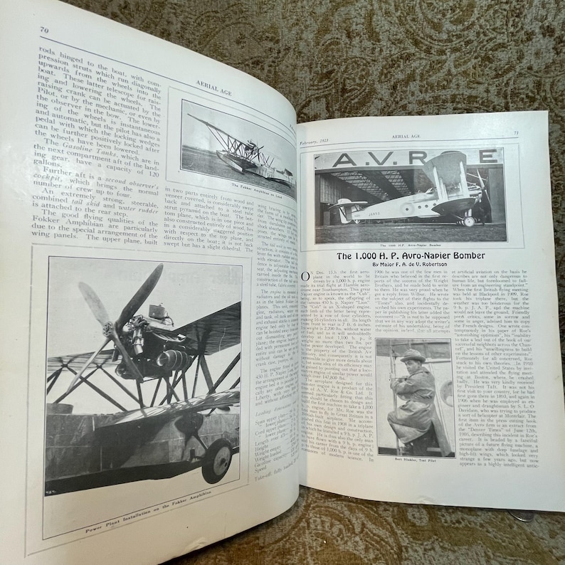 Puede incluir: Una fotograf&iacute;a en blanco y negro de un bombardero Avro-Napier de 1.000 HP. El avi&oacute;n est&aacute; en tierra y tiene una gran h&eacute;lice. El texto "A.V.R.E." es visible en el lateral del avi&oacute;n. El texto "The 1,000 H.P. Avro-Napier Bomber" est&aacute; impreso debajo de la imagen. El texto "By Major F. A. de la. Robertson" est&aacute; impreso debajo del t&iacute;tulo.