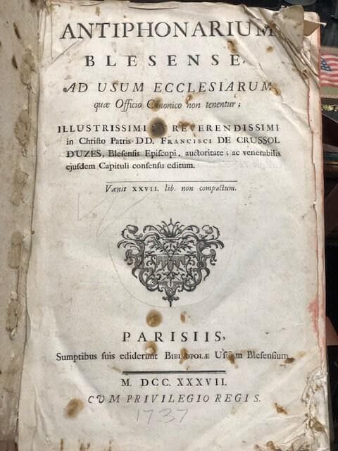 ANTIPHONALE & PSALTER - Antiphonarium Blesense, ad usum ecclesiarum quae officio Canonico non tenentur: Illustrissimi et Reverendissimi in Christo Patris DD. Francisci DE Crussol D'Uzes, Blesensis Episcopi, auctotitate; dac venerabilis ejusdem Capituli consensu editum. // Psalterium Juxta Breviarium Blesense, Illustrissimi et Reverendissimi in Christo Patris DD. Francisci DE Crussol D'Uzes, Blesensis Episcopi, auctotitate; dac venerabilis ejusdem Capituli consensu editum. Vanit XXX. lib. non compactum. TRANSLATION: "Antiphonary of Blois, for the use of churches that are not bound by the Canonical Office: Published by the authority of the Most Illustrious and Reverend Father in Christ, Lord Francis de Crussol d'Uzès, Bishop of Blois; and with the consent of the venerable Chapter of the same. // Psalter According to the Breviary of Blois, Published by the authority of the Most Illustrious and Reverend Father in Christ, Lord Francis de Crussol d'Uzès, Bishop of Blois; and with the consent of the venerable Chapter of the same. Sold for 30 livres unbound." — photograph 2.