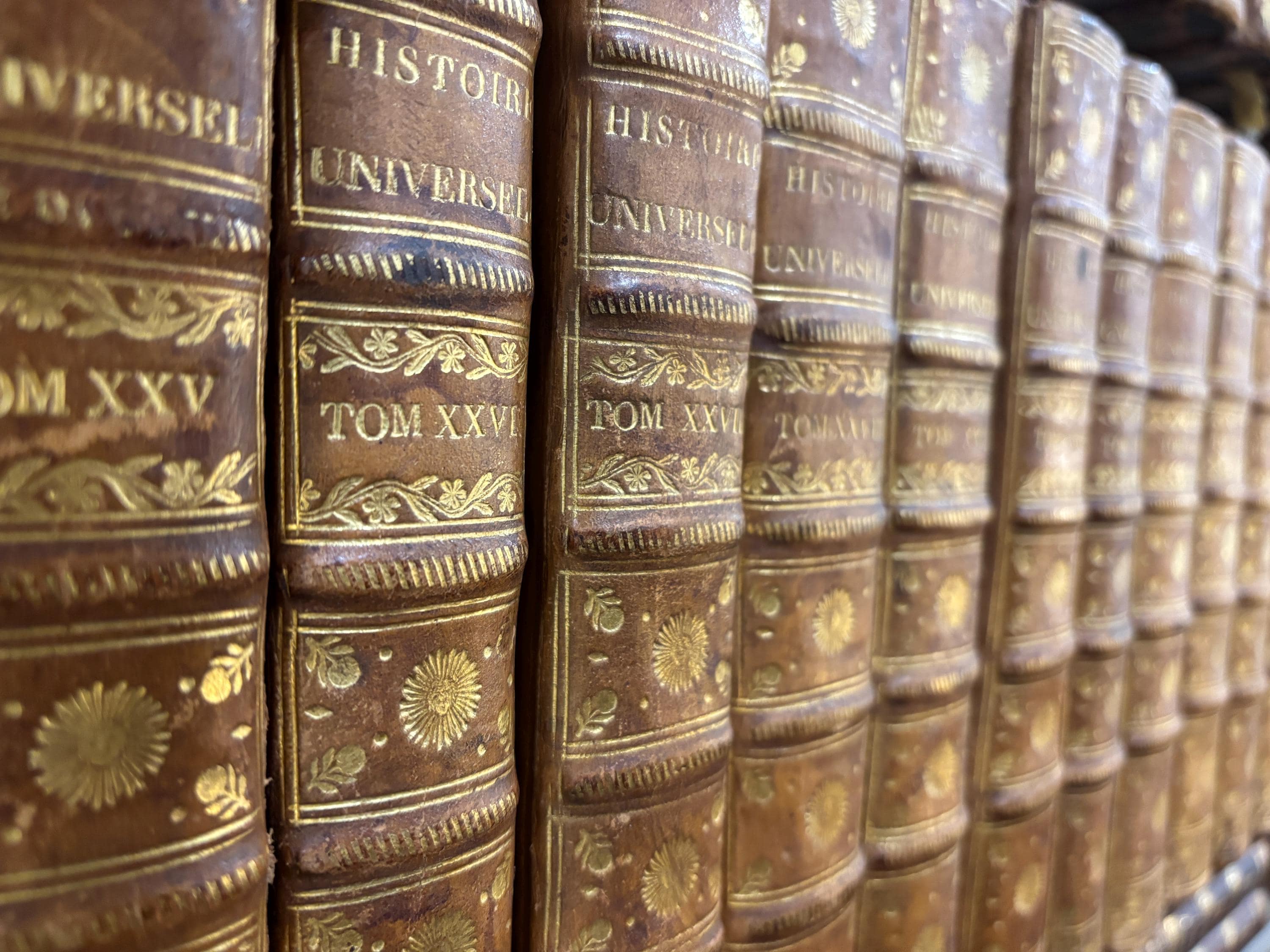Histoire Universelle, Depuis Le Commencement Du Monde, Jusqu’a Present. Traduite De L’anglois D’une Société De Gens De Lettres. Translated: Universal History, From The Beginning Of The World, Up To The Present. Translated From The English By A Society Of Learned Men. French Language. 46 Volumes, Illustrated with maps, plans, charts, plates — photograph 3.