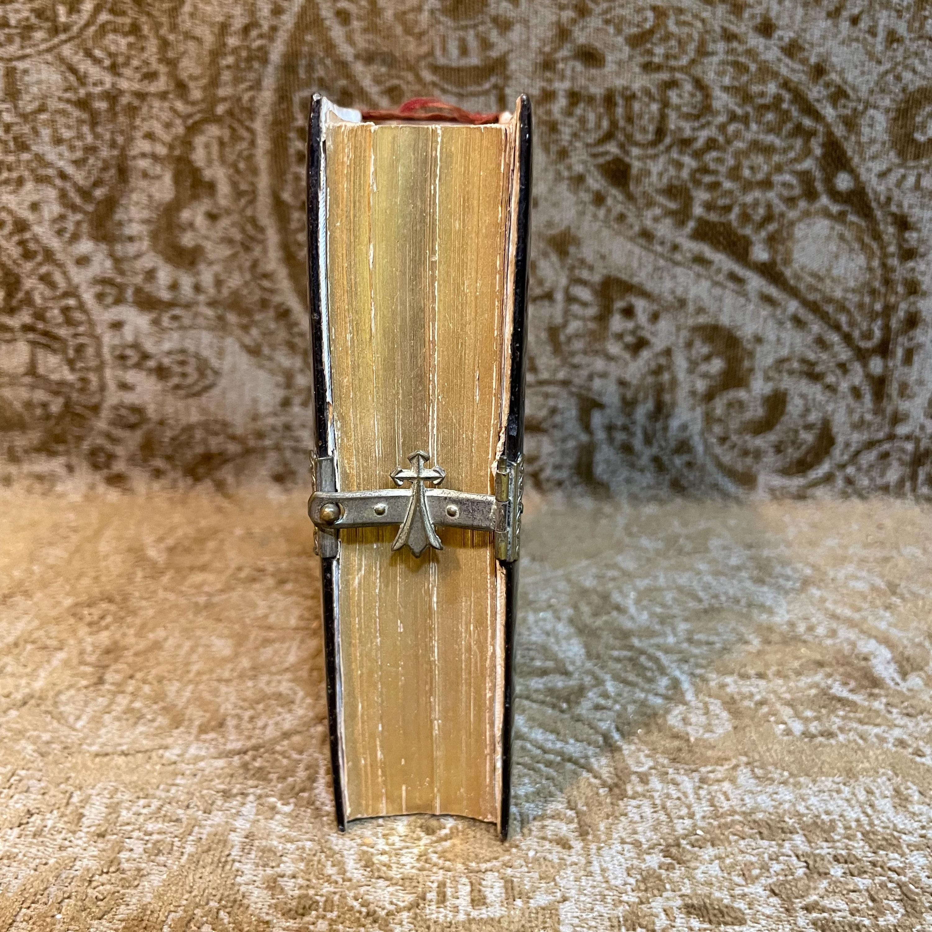 Novísimo Diamante Del Cristiano. Devocionario Completo Nuevamente Revisado Que Contiene Las Horas Divinas, El Ejercicio Cotidiano, Máximas De Santa Teresa, Semana De Oración, Ordinario De La Misa Y Ejercicios Para Antes Y Después De La Confesión Y Comunión, La Semana Santa, Y Otras Oraciones De Mucha Utilidad Para Los Fieles. Translated: Newest Diamond Of The Christian. Complete Prayer Book Newly Revised Containing The Divine Hours, The Daily Exercise, Maxims Of Saint Teresa, Prayer Week, The Order Of The Mass, And Exercises For Before And After Confession And Communion, Holy Week, And Other Prayers Of Great Usefulness For The Faithful. — photograph 4.