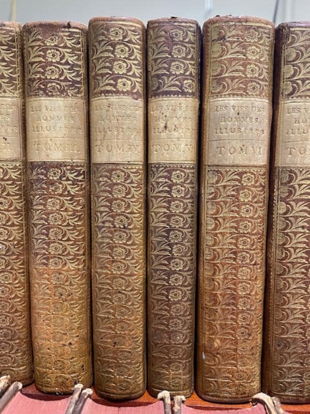Les Vies Des Hommes Illustres De Plutarque, Traduites en français, avec des remarques historiques & critiques, par M. Dacier, de l’Académie royale des inscriptions & belles-lettres, &c. Nouvelle édition, revue & corrigée, Tome Premier. Contenant Les Vies de Thésée, de Romulus, de Lycurgue, de Numa Pompilius. TRANSLATION: The Lives Of Illustrious Men Of Plutarch, Translated into French, with historical & critical remarks, by M. Dacier, of the Royal Academy of Inscriptions & Belles-Lettres, etc. New Edition, Revised & Corrected, First Volume,
Containing The Lives of Theseus, of Romulus, of Lycurgus, of Numa Pompilius. — photograph 2.