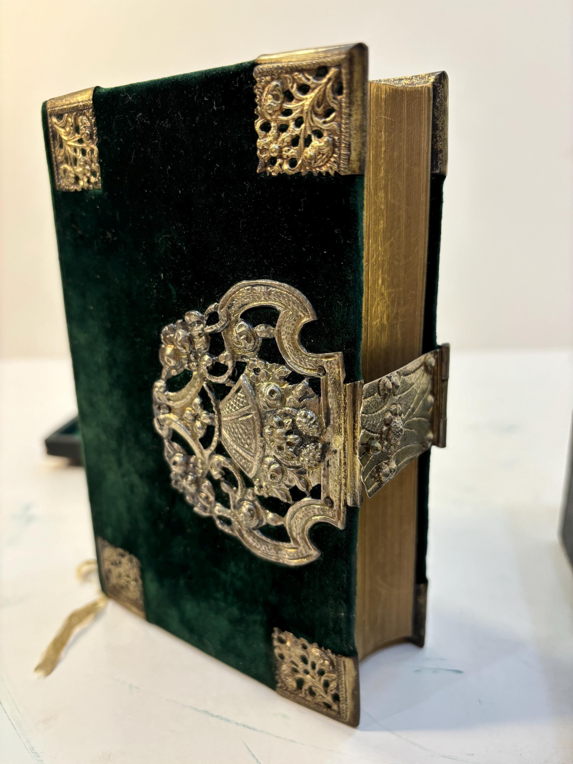 The Book of Common Prayer, and Administration of The Sacraments, and Other Rites and Ceremonies of The Church. According to The Use of The United Church of England and Ireland; Together with The Psalter of Psalms of David, Pointed as They are to be Sung or Said in Churches; And The Form and Manner of Making, Ordaining, and Conscrecrating of Bishops, Priests, and Deacons — photograph 4.