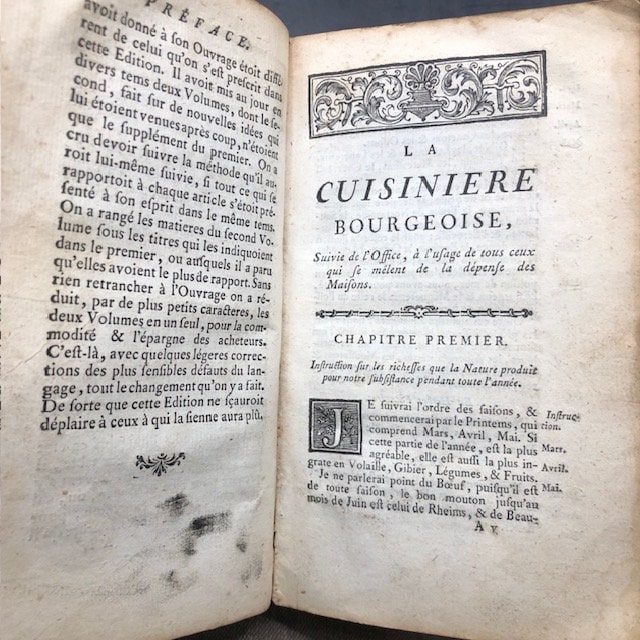 La Bourgeoise, Suivie De L'Office, A l'ufage de tous ceux qui se melent de depensas de Maisons. Contenant la manier de dissequer, connoure & servir tontes sortes de Viandes. Nouvelle Edition, Augmenteede plusiers Ragouts des plus nouveaux, & de differentes Recettes pour les Liqueurs. Translated from French: La Bourgeoise, followed by the Office, for the benefit of all those who are involved in house expenses. Containing the way of dissecting, knowing & serving all kinds of meats. New Edition, Augmented with several of the newest Stews, & different Recipes for Liqueurs. — photograph 3.