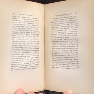 Pu&ograve; includere: Una pagina di un libro intitolato "Il Conflitto contro la Schiavit&ugrave;" con testo che discute l'abolizione della schiavit&ugrave; negli Stati Uniti. Il testo menziona l'importanza dell'Unione e la necessit&agrave; di pace e armonia.