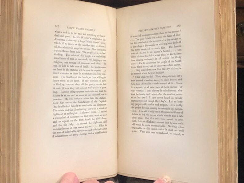 Pu&ograve; includere: Una pagina di un libro intitolato "Il Conflitto contro la Schiavit&ugrave;" con testo che discute l'abolizione della schiavit&ugrave; negli Stati Uniti. Il testo menziona l'importanza dell'Unione e la necessit&agrave; di pace e armonia.