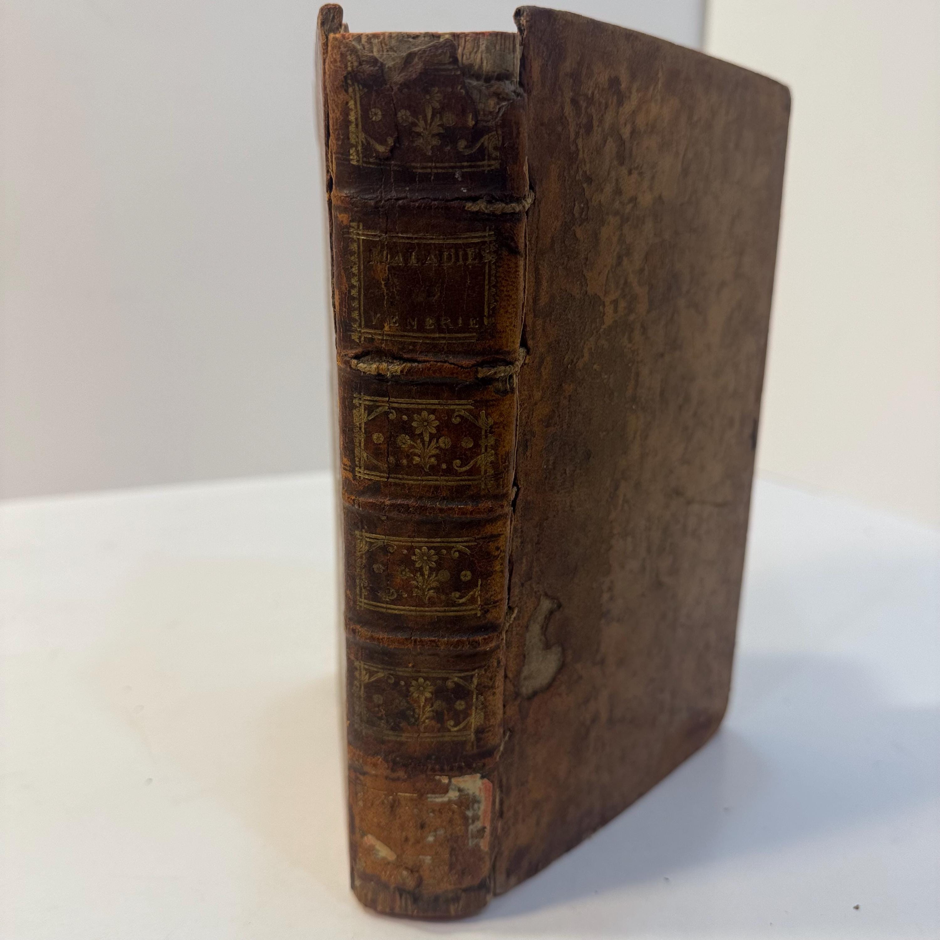 Traité Des Maladies Vénériennes,Par M. Fabre, Professeur des Écoles de Chirurgie, ancien Prévôt, Commissaire pour les Extraits de l'Académie, &c. Quatrième Édition, Revue, corrigée & augmentée par l'Auteur : On y a joint une Table analytique des Matières, contenant le précis de chaque Chapitre. Translated: Treatise On Venereal Diseases, By Mr. Fabre, Professor of the Schools of Surgery, former Provost, Commissioner for the Abstracts of the Academy, etc. Fourth Edition, Revised, corrected, and enlarged by the Author: To this has been added an analytical Table of Contents, containing a summary of each Chapter. French Language. — photograph 9.