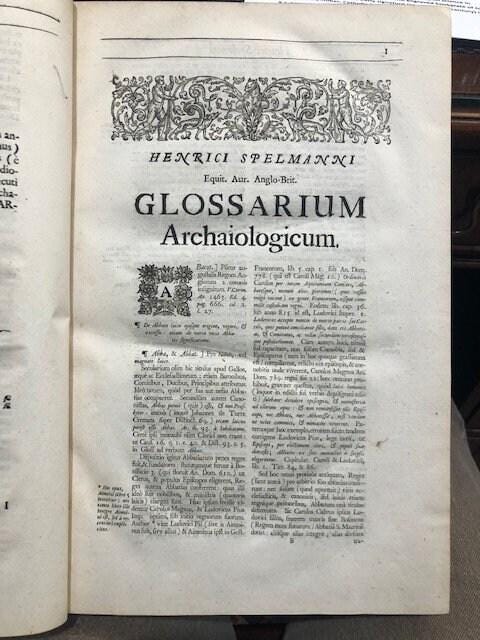 Glossarium archaiologicum : continens latino-barbara, peregrina, obsoleta, & novatæ significationis vocabula; quæ post labefactatas a gothis, vandalisque res Europæas, in ecclesiasticis, profanisque scriptoribus, variarum item gentium legibus antiquis municipalibus, chartis, & formulis occurrunt, scholiis & commentariis illustrata, in quibus prisci ritus quam-plurimi, magistratus, dignitates, munera, officia, mores, leges ipsæ, &c. consuetudines enarrantur GOOGLE TRANSLATE: An archaeological glossary: containing Latin-barbarian, foreign, obsolete, and new terms of meaning; which, after having been undermined by the Goths and the vandals of Europe, in ecclesiastical and profane writers, as well as in the ancient municipal laws, charters, and formulas of various nations, illustrated by schools and commentaries, in which the most numerous ancient rites, magistrates, dignities, functions, offices, manners, laws themselves, &c. customs are told — photograph 4.