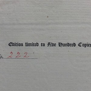 Pu&ograve; includere: Un'immagine in bianco e nero di una pagina di un libro. Il testo recita "Edizione limitata a cinquecento copie. N. 2222."