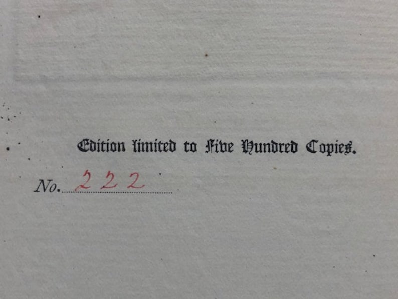Pu&ograve; includere: Un'immagine in bianco e nero di una pagina di un libro. Il testo recita "Edizione limitata a cinquecento copie. N. 2222."