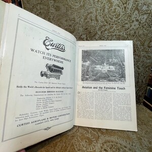 Puede incluir: Una p&aacute;gina de revista vintage con una foto en blanco y negro de un motor de avi&oacute;n Curtiss D-12. El texto en la p&aacute;gina dice "Curtiss, Watch Its Performance Everywhere" y "Holds the World's Records for Speed and for Altitude (without supercharger)".