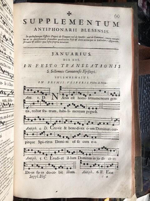 ANTIPHONALE & PSALTER - Antiphonarium Blesense, ad usum ecclesiarum quae officio Canonico non tenentur: Illustrissimi et Reverendissimi in Christo Patris DD. Francisci DE Crussol D'Uzes, Blesensis Episcopi, auctotitate; dac venerabilis ejusdem Capituli consensu editum. // Psalterium Juxta Breviarium Blesense, Illustrissimi et Reverendissimi in Christo Patris DD. Francisci DE Crussol D'Uzes, Blesensis Episcopi, auctotitate; dac venerabilis ejusdem Capituli consensu editum. Vanit XXX. lib. non compactum. TRANSLATION: "Antiphonary of Blois, for the use of churches that are not bound by the Canonical Office: Published by the authority of the Most Illustrious and Reverend Father in Christ, Lord Francis de Crussol d'Uzès, Bishop of Blois; and with the consent of the venerable Chapter of the same. // Psalter According to the Breviary of Blois, Published by the authority of the Most Illustrious and Reverend Father in Christ, Lord Francis de Crussol d'Uzès, Bishop of Blois; and with the consent of the venerable Chapter of the same. Sold for 30 livres unbound." — photograph 5.