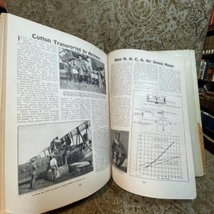 Puede incluir: Una fotograf&iacute;a en blanco y negro de un biplano que se carga con fardos de algod&oacute;n. El avi&oacute;n est&aacute; etiquetado como "A.S.E.4". La fotograf&iacute;a es de una revista de aviaci&oacute;n de la d&eacute;cada de 1920.