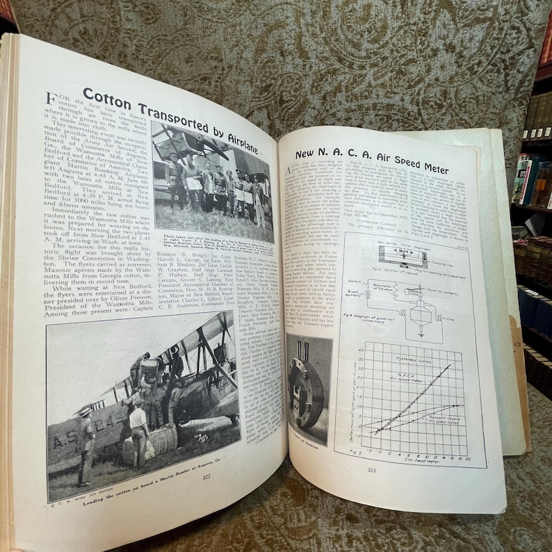 Puede incluir: Una fotograf&iacute;a en blanco y negro de un biplano que se carga con fardos de algod&oacute;n. El avi&oacute;n est&aacute; etiquetado como "A.S.E.4". La fotograf&iacute;a es de una revista de aviaci&oacute;n de la d&eacute;cada de 1920.
