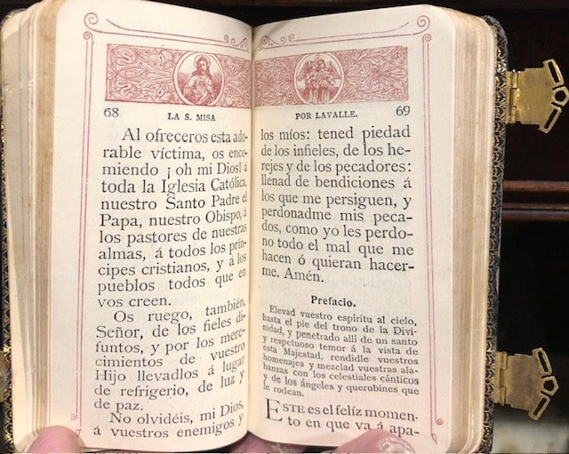 Novisimo Diamante Divino, Que Contiene La Santa Misa Meditaciones Para La Confesion Y Comunion La Semana Santa Etc., Etc. Con la Autorizacion Eclesiastica. Translated from Spanish: Newest Divine Diamond, Which Contains the Holy Mass, Meditations for Confession and Communion, Holy Week, Etc., Etc. With Ecclesiastical Authorization. — photograph 7.