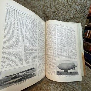 Puede incluir: Una fotograf&iacute;a en blanco y negro de un gran dirigible r&iacute;gido, con el texto "Goodrich A.C.S. que realiz&oacute; el primer vuelo de Londres a Par&iacute;s en 1919" impreso debajo de la imagen.