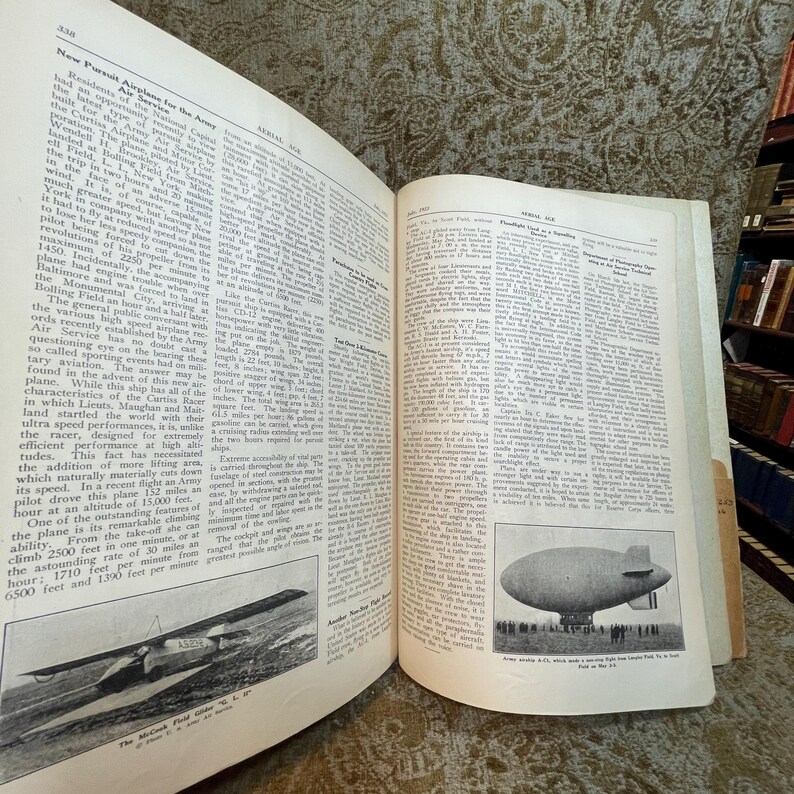 Puede incluir: Una fotograf&iacute;a en blanco y negro de un gran dirigible r&iacute;gido, con el texto "Goodrich A.C.S. que realiz&oacute; el primer vuelo de Londres a Par&iacute;s en 1919" impreso debajo de la imagen.