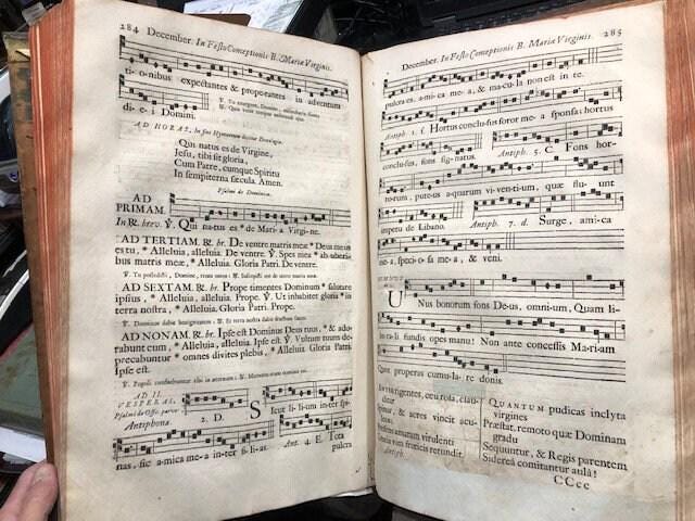 ANTIPHONALE & PSALTER - Antiphonarium Blesense, ad usum ecclesiarum quae officio Canonico non tenentur: Illustrissimi et Reverendissimi in Christo Patris DD. Francisci DE Crussol D'Uzes, Blesensis Episcopi, auctotitate; dac venerabilis ejusdem Capituli consensu editum. // Psalterium Juxta Breviarium Blesense, Illustrissimi et Reverendissimi in Christo Patris DD. Francisci DE Crussol D'Uzes, Blesensis Episcopi, auctotitate; dac venerabilis ejusdem Capituli consensu editum. Vanit XXX. lib. non compactum. TRANSLATION: "Antiphonary of Blois, for the use of churches that are not bound by the Canonical Office: Published by the authority of the Most Illustrious and Reverend Father in Christ, Lord Francis de Crussol d'Uzès, Bishop of Blois; and with the consent of the venerable Chapter of the same. // Psalter According to the Breviary of Blois, Published by the authority of the Most Illustrious and Reverend Father in Christ, Lord Francis de Crussol d'Uzès, Bishop of Blois; and with the consent of the venerable Chapter of the same. Sold for 30 livres unbound." — photograph 6.