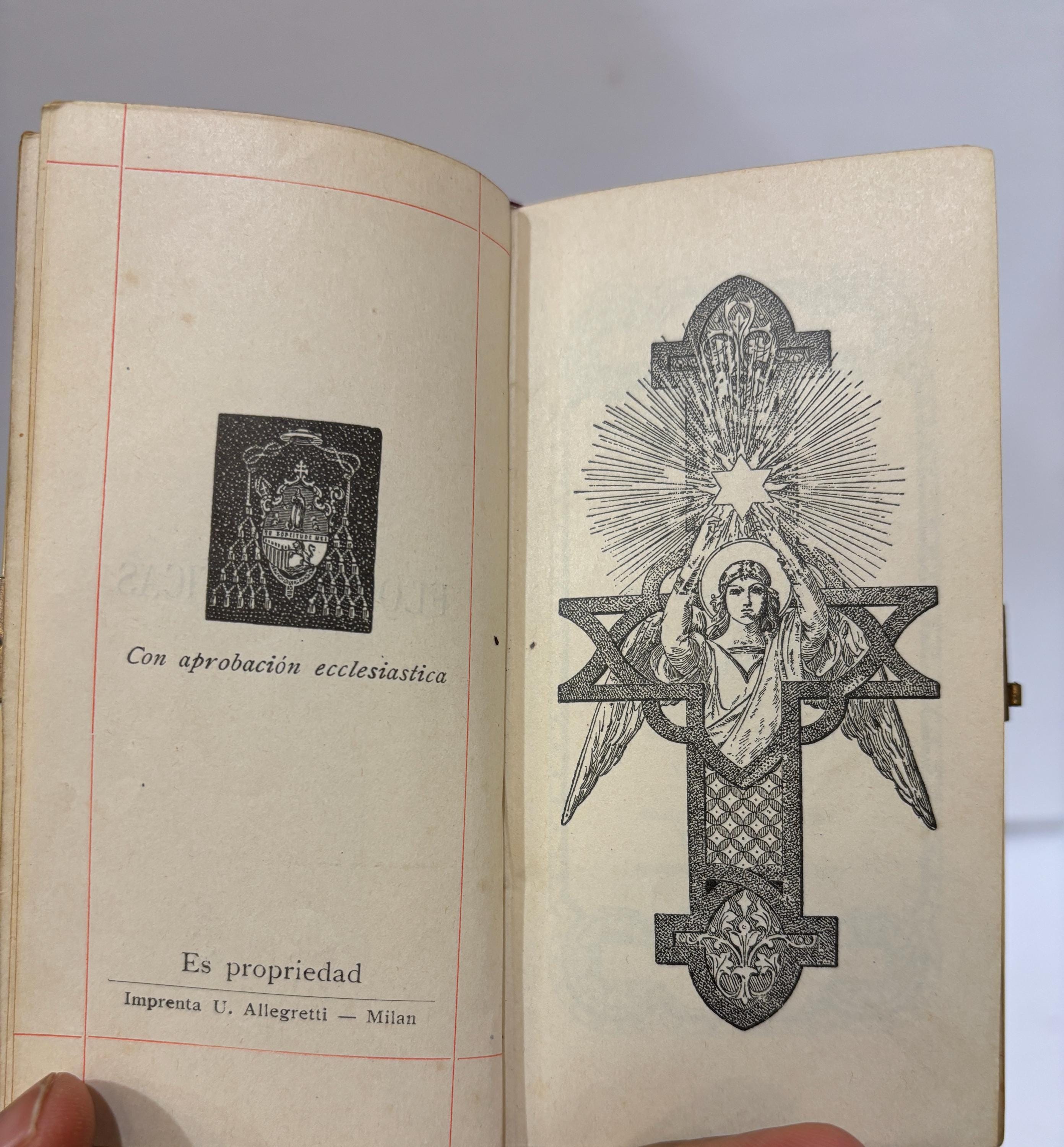 Flores misticas Oraciones de la mañana y noche ◊ Santa Misa ◊ Ejercicio para la confesion ◊ y comunion ◊ Semana Santa etc. ◊ Compilado por el sac. Don F. R. Misionero apostólico. Translated: Mystical flowers Prayers for the morning and night ◊ Holy Mass ◊ Exercise for confession ◊ and communion ◊ Holy Week etc. ◊ Compiled by the priest Don F. R. Apostolic missionary. Spanish Language. — photograph 2.